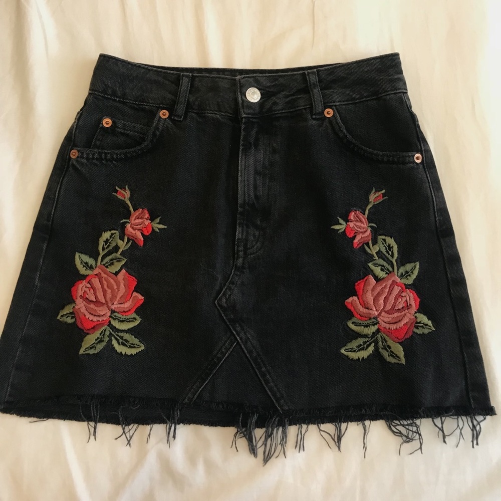 Topshop Black/Grey rose jean skirt!